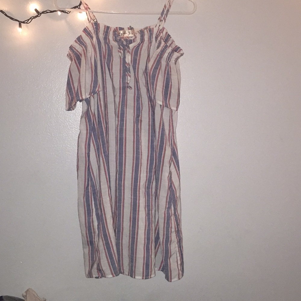 simple beach-y dress. never worn, great condition.